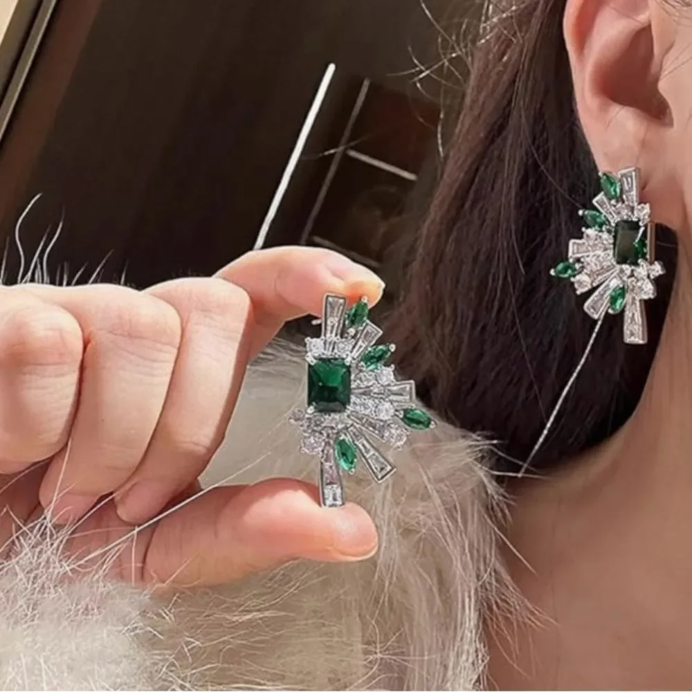 💚 NEW Elegant Green and Silver Starburst Statement Earrings 💚